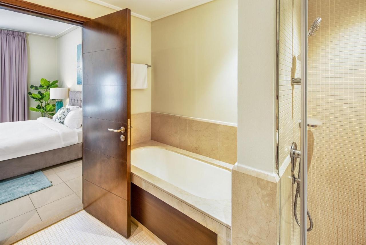 Nasma Luxury Stays - Fantastic Burj Khalifa View From This Fancy Condo Dubai Exteriör bild